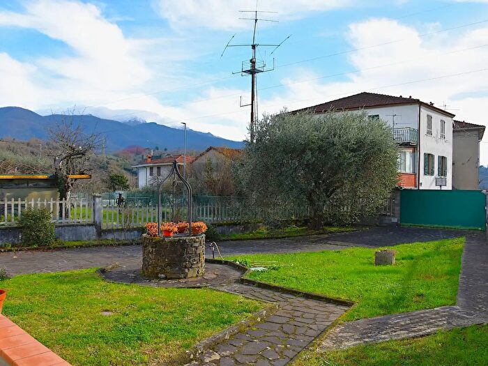 Casa con 10 locali in vendita in Pontremoli