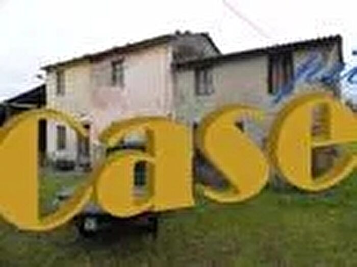 Casa con 8 locali in vendita in Camaiore