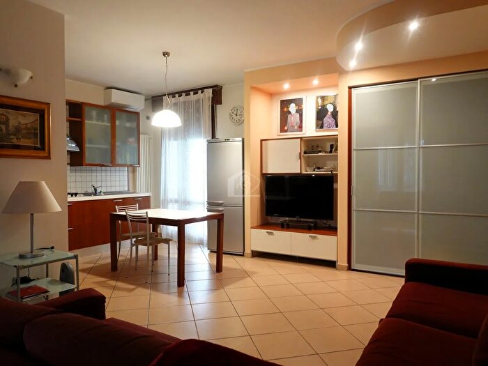 Casa con 10 locali in vendita in Suzzara