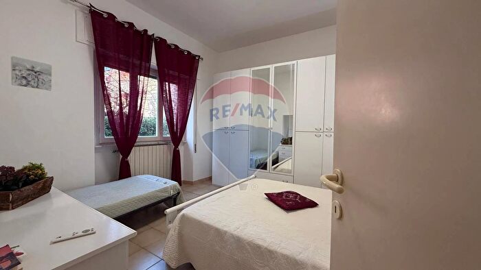Appartamento con 6 locali in affitto in Camaiore