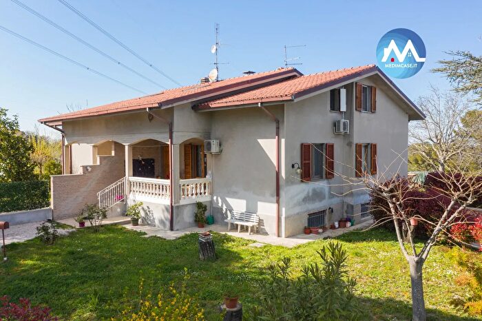 Casa con 7 locali in vendita in Strada della Querciabella, Pesaro