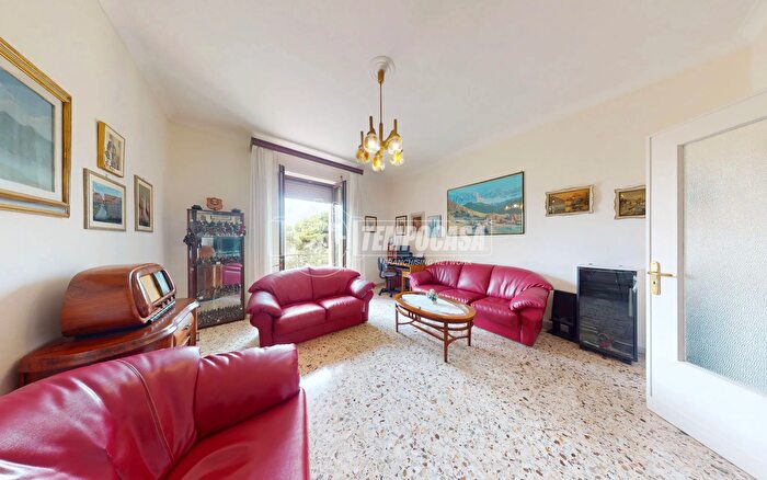 Appartamento con 5 locali in vendita in Via Pozzuolo, Lecce