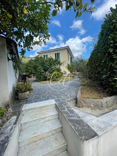 Casa con 7 locali in vendita in Carrara