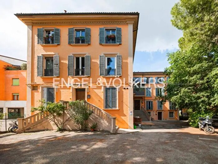 Appartamento trilocale in vendita in Via Giuseppe Massarenti, Bologna