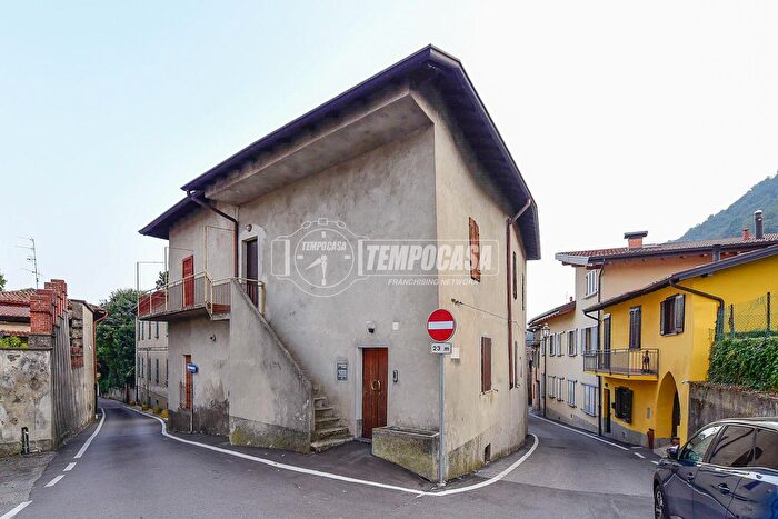 Casa con 10 locali in vendita in Via Alessandro Pizzagalli Magno, Airuno