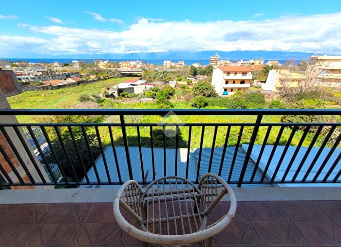 Appartamento quadrilocale in vendita in Via Carrubara, Reggio Calabria