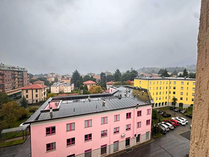 Appartamento trilocale in vendita in Via Adua, Erba