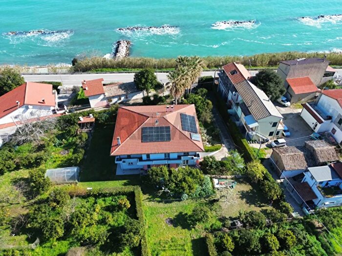 Casa con 18 locali in vendita in Contrada Vallevò, Rocca San Giovanni