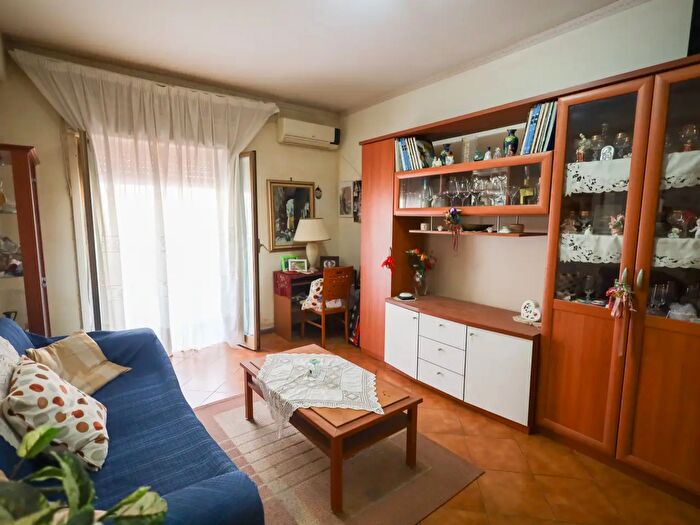 Appartamento trilocale in vendita in Via Tripoli, Aci Castello