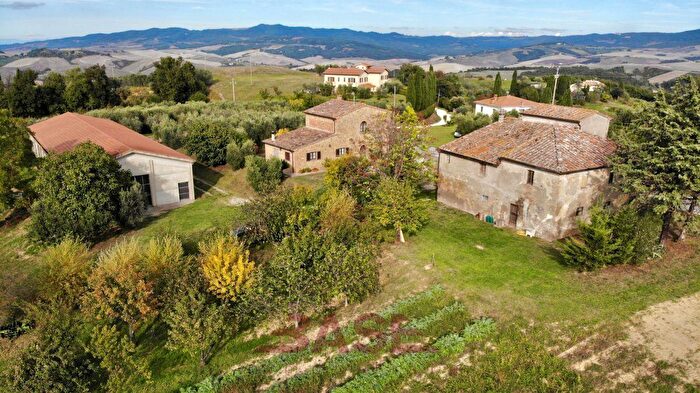 Casa con 19 locali in vendita in Via Pisana, Volterra
