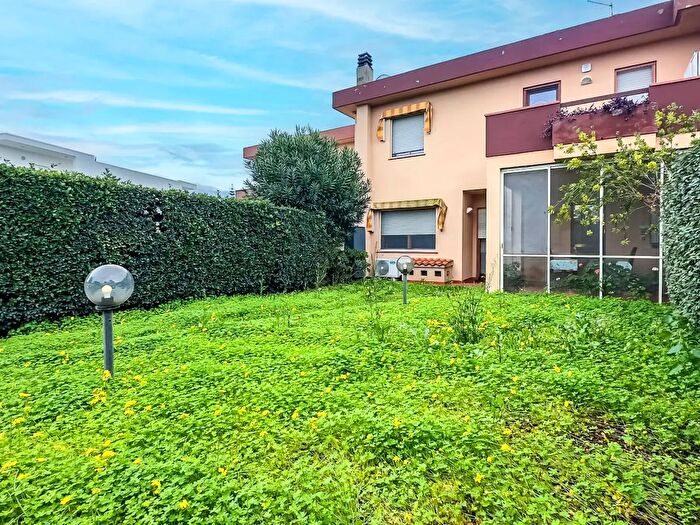 Casa con 5 locali in vendita in Via Tharros, Quartu Sant'Elena