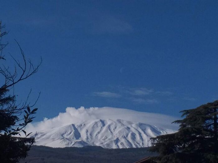 Casa con 11 locali in vendita in Strada Mareneve, Linguaglossa