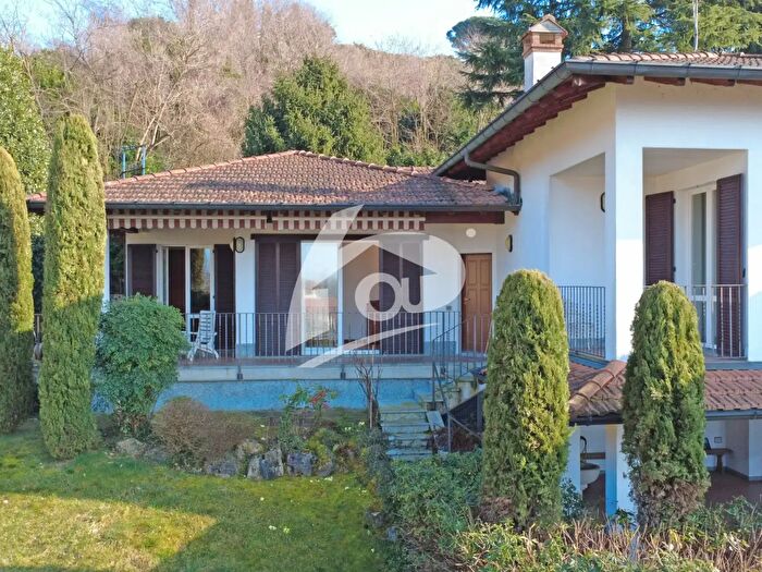 Casa trilocale in affitto in Via San Rocco, Laveno Mombello