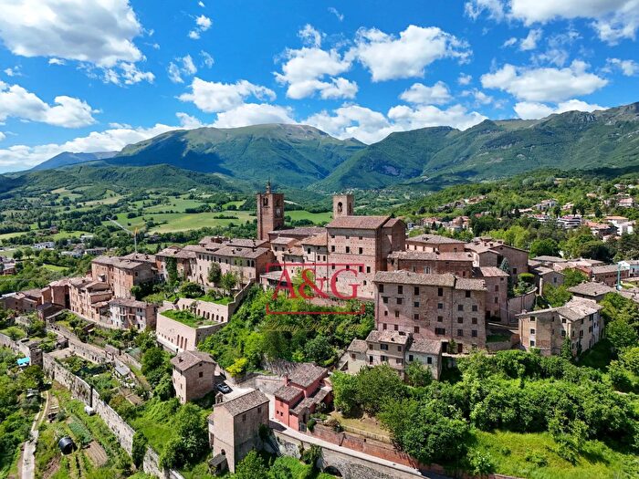 Casa con 8 locali in vendita in Via Bruno Buozzi, Sarnano