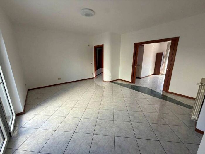 Appartamento trilocale in affitto in Via Isonzo, Via Mondo, Caserta