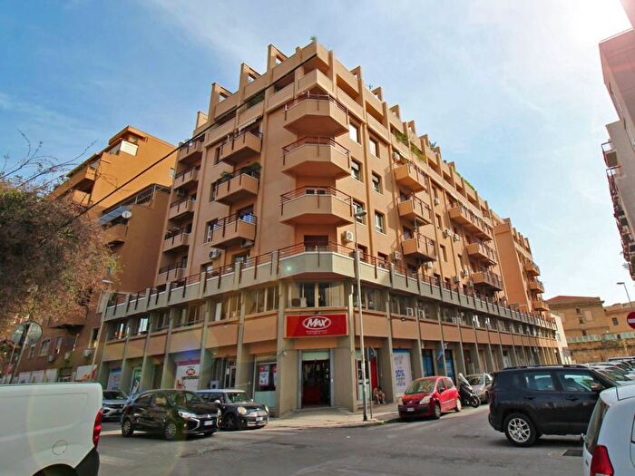 Appartamento trilocale in affitto in Via Alfonso Borrelli, Borgo Vecchio, Palermo