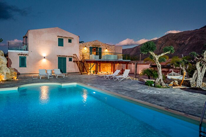 Casa con 11 locali in vendita in Contrada Cardone Snc, Castellammare Del Golfo