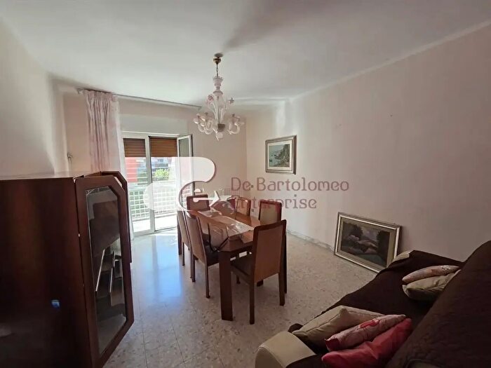 Appartamento trilocale in affitto in Via Monte San Michele, Bari