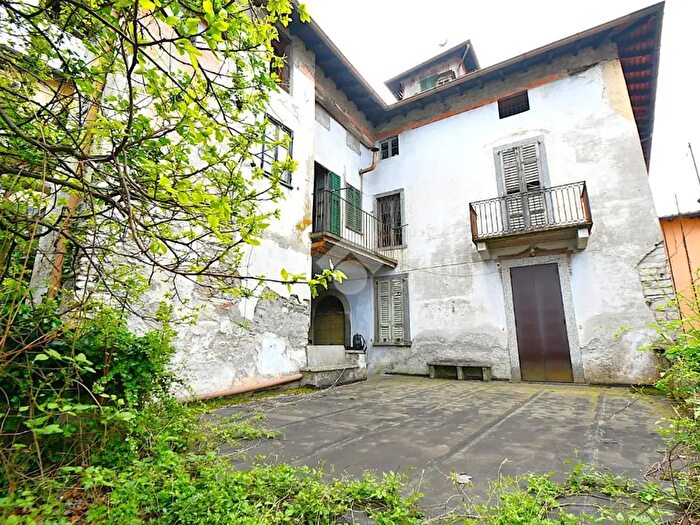 Appartamento trilocale in vendita in Via Piana, Faggeto Lario