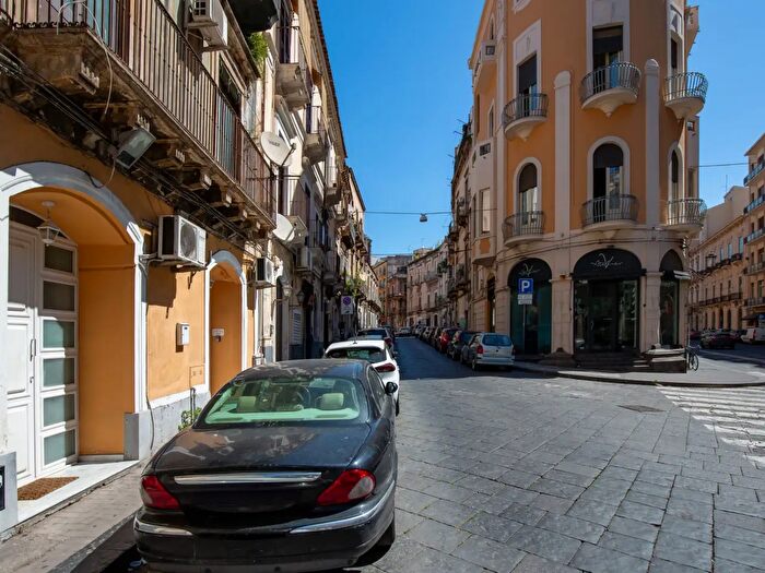 Appartamento quadrilocale in vendita in Largo del Vespri, Catania