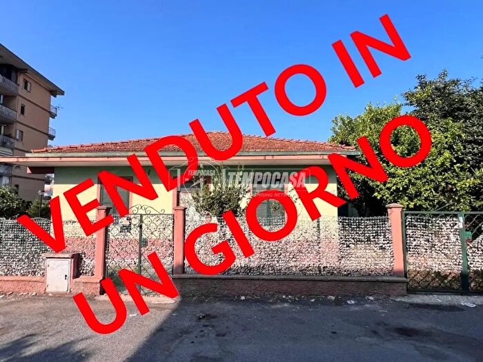 Casa con 5 locali in vendita in Via Asterio, Roma