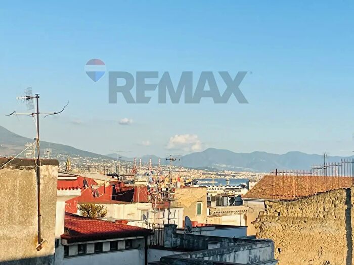 Appartamento con 6 locali in vendita in Via San Gregorio Armeno, Napoli