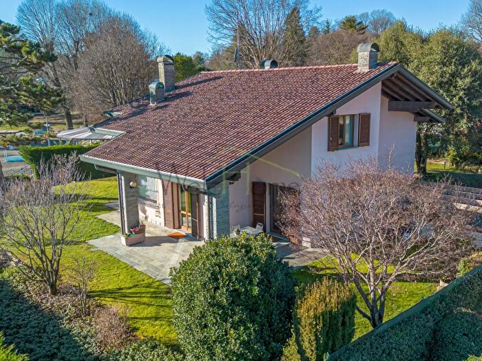 Casa con 7 locali in vendita in Montorfano