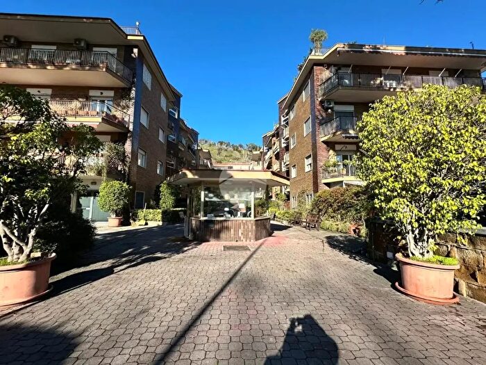 Appartamento quadrilocale in vendita in Via Terracina, Napoli