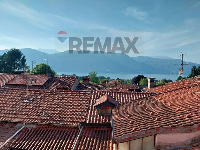 Casa con 9 locali in vendita in Castelveccana