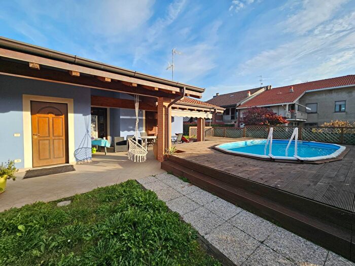 Casa con 7 locali in vendita in Via Lanca, Oleggio