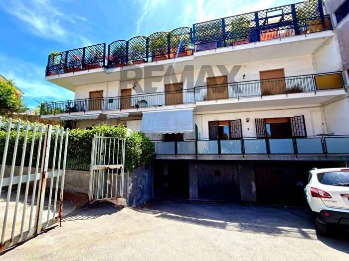 Appartamento trilocale in affitto in Via Solfatara, Pozzuoli Alta, Pozzuoli