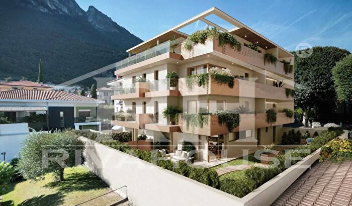 Appartamento trilocale in vendita in Viale Giuseppe Canella, Riva Del Garda