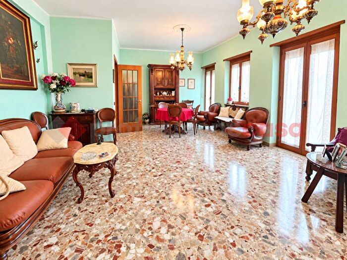 Appartamento con 5 locali in vendita in VIA VICOLO' TERRA, Veronetta, Verona