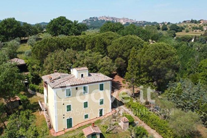 Casa con 6 locali in vendita in Via di Nibbiano Snc, Montepulciano