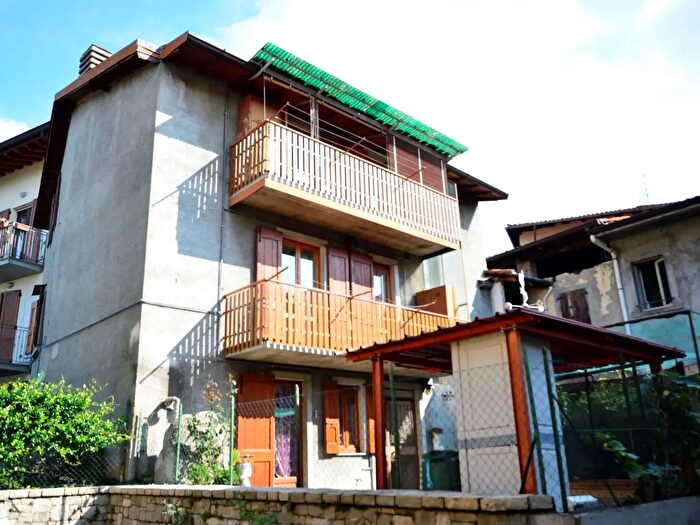 Casa con 9 locali in vendita in Piazza Alpini, Sorisole