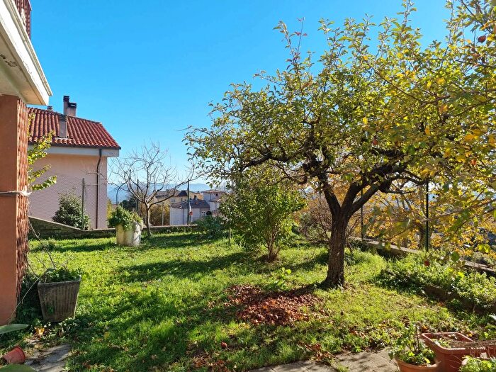 Casa con 8 locali in vendita in Viale XXV Aprile, Caprarola