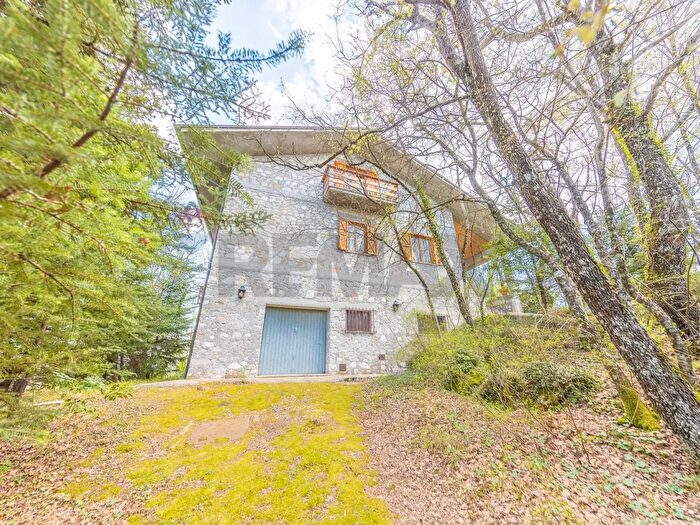 Casa con 12 locali in vendita in Rieti