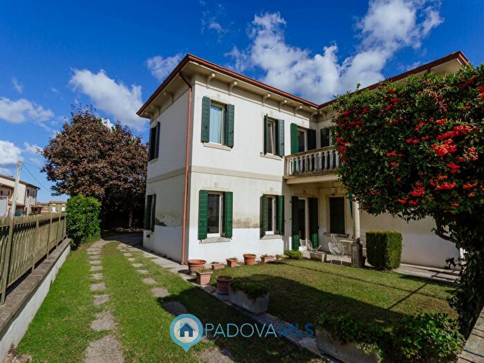 Casa quadrilocale in vendita in Via Martiri della Libertà, Agna