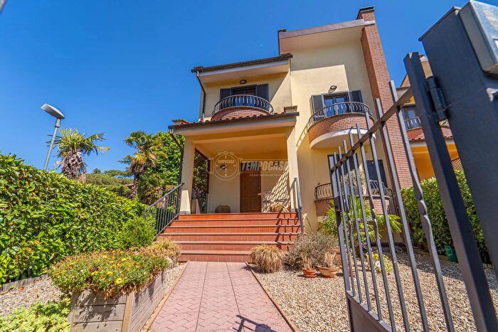 Casa con 5 locali in vendita in Strada Statale Cassia, Vetralla