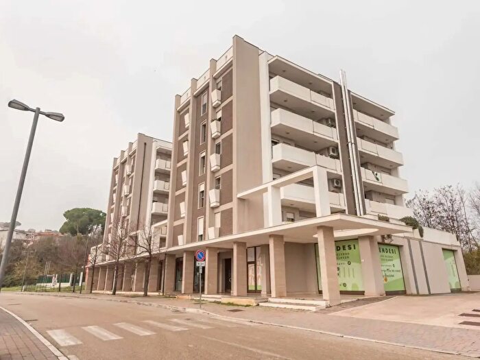 Appartamento trilocale in affitto in Via della Fornace, Loreto Aprutino