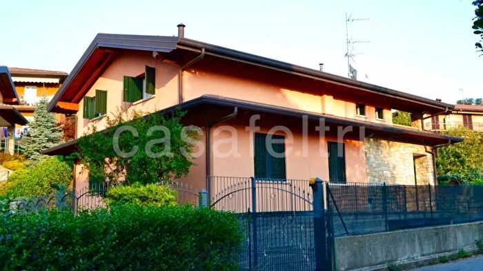 Casa con 5 locali in vendita in Villa dAdda Via Casenuove Bergamo Provincia Villa dAdda, Villa DAdda
