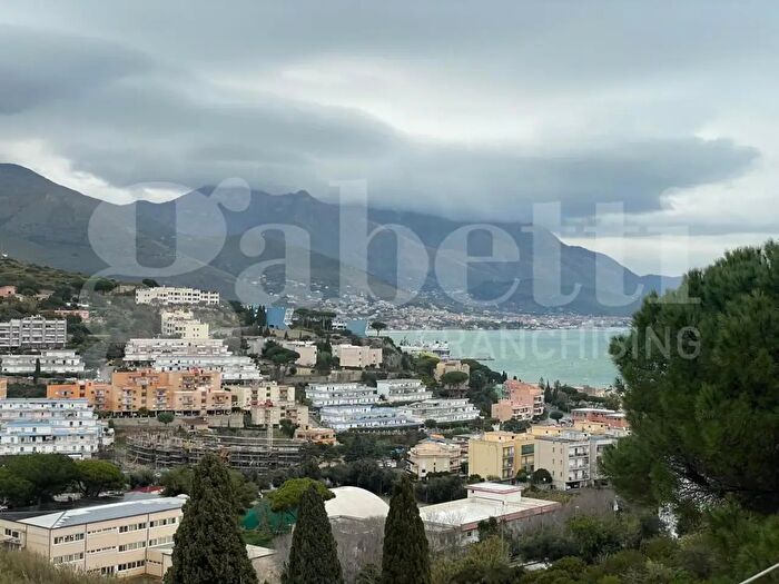Appartamento con 5 locali in vendita in Via Cuostile III Traversa Destra, Gaeta