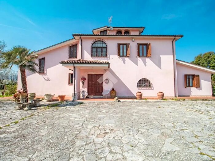 Casa con 8 locali in vendita in Basso Cottano, Rieti