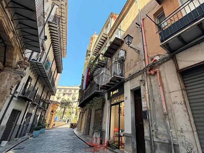 Appartamento trilocale in vendita in Via Divisi, Palermo