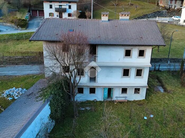 Casa con 7 locali in vendita in Via Alta, Enemonzo