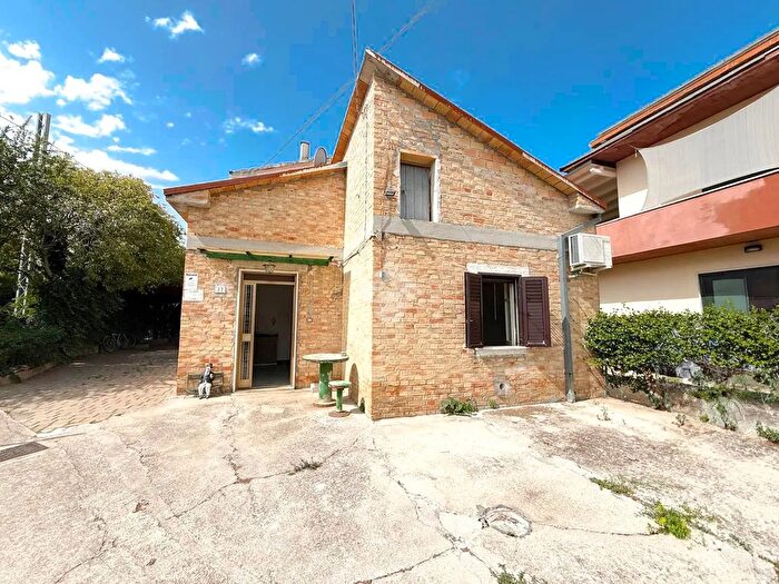 Casa trilocale in vendita in Via Sangro, Chieti