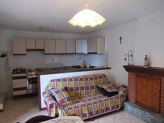 Casa con 8 locali in vendita in Civo