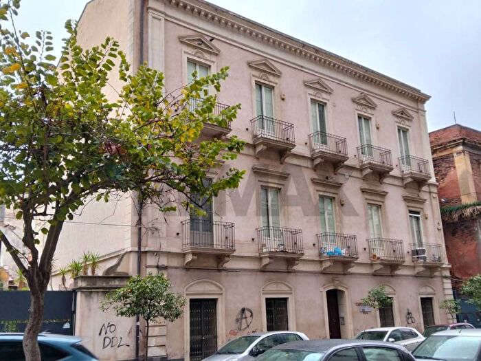 Appartamento trilocale in affitto in Via Giovanni Di Prima, Centro Storico, Catania