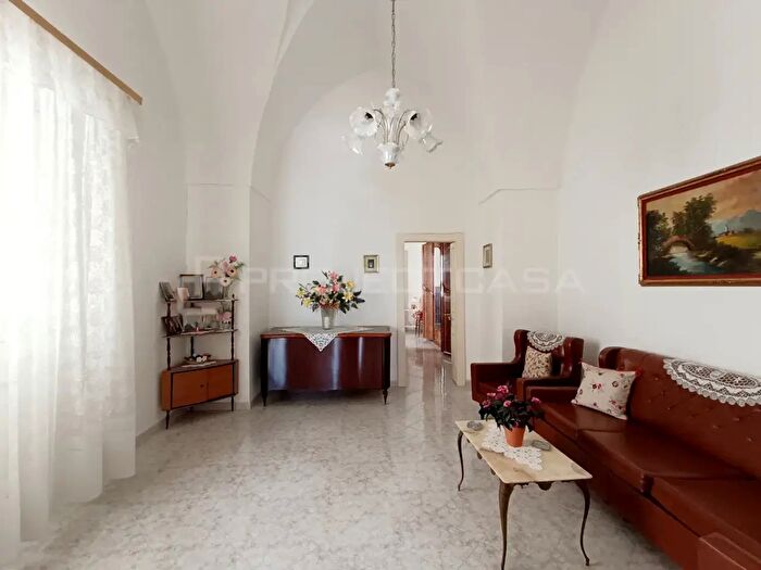 Casa trilocale in vendita in Via Roma, Botrugno