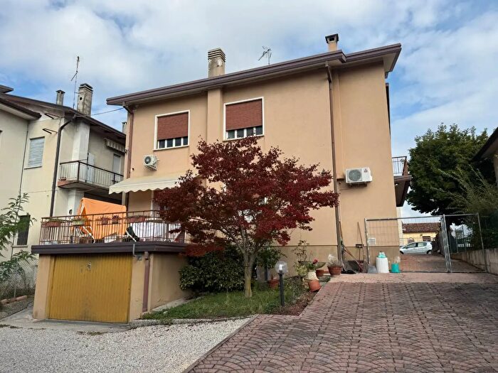 Casa con 10 locali in vendita in Via Roma, San Pietro Di Feletto